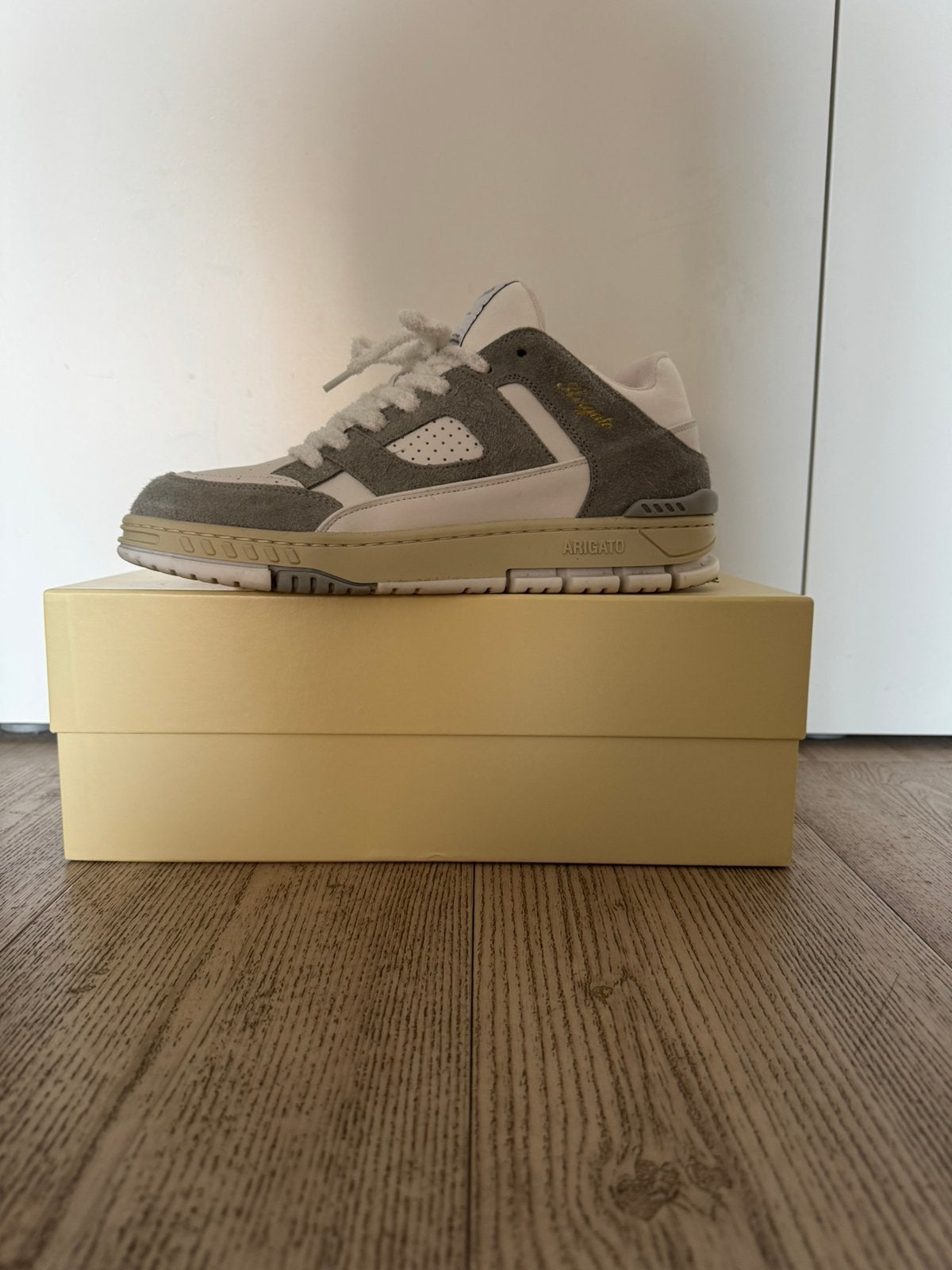 Axel Arigato Area Lo grijs/wit EU43, Kleding | Heren, Schoenen, Ophalen of Verzenden, Zo goed als nieuw, Wit
