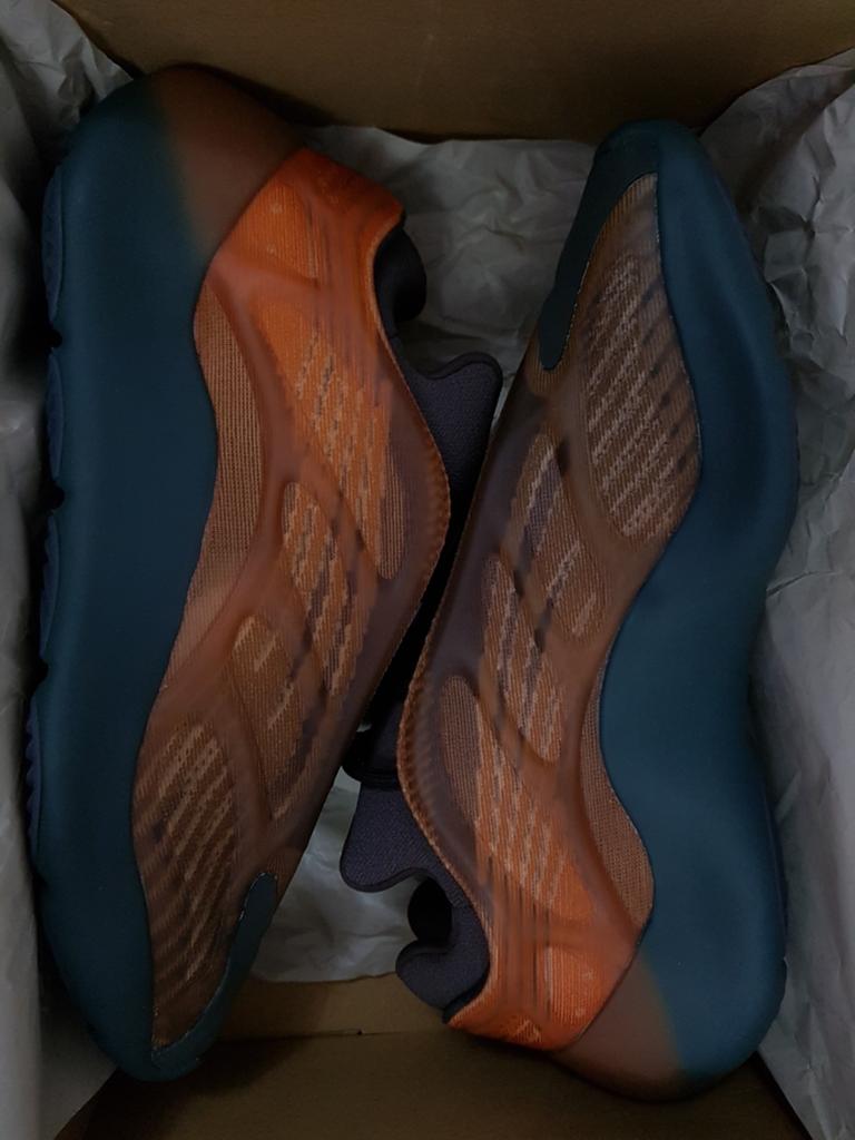 Adidas Yeezy 700 V3, Bruin, Nieuw, Ophalen of Verzenden, Sneakers of Gympen