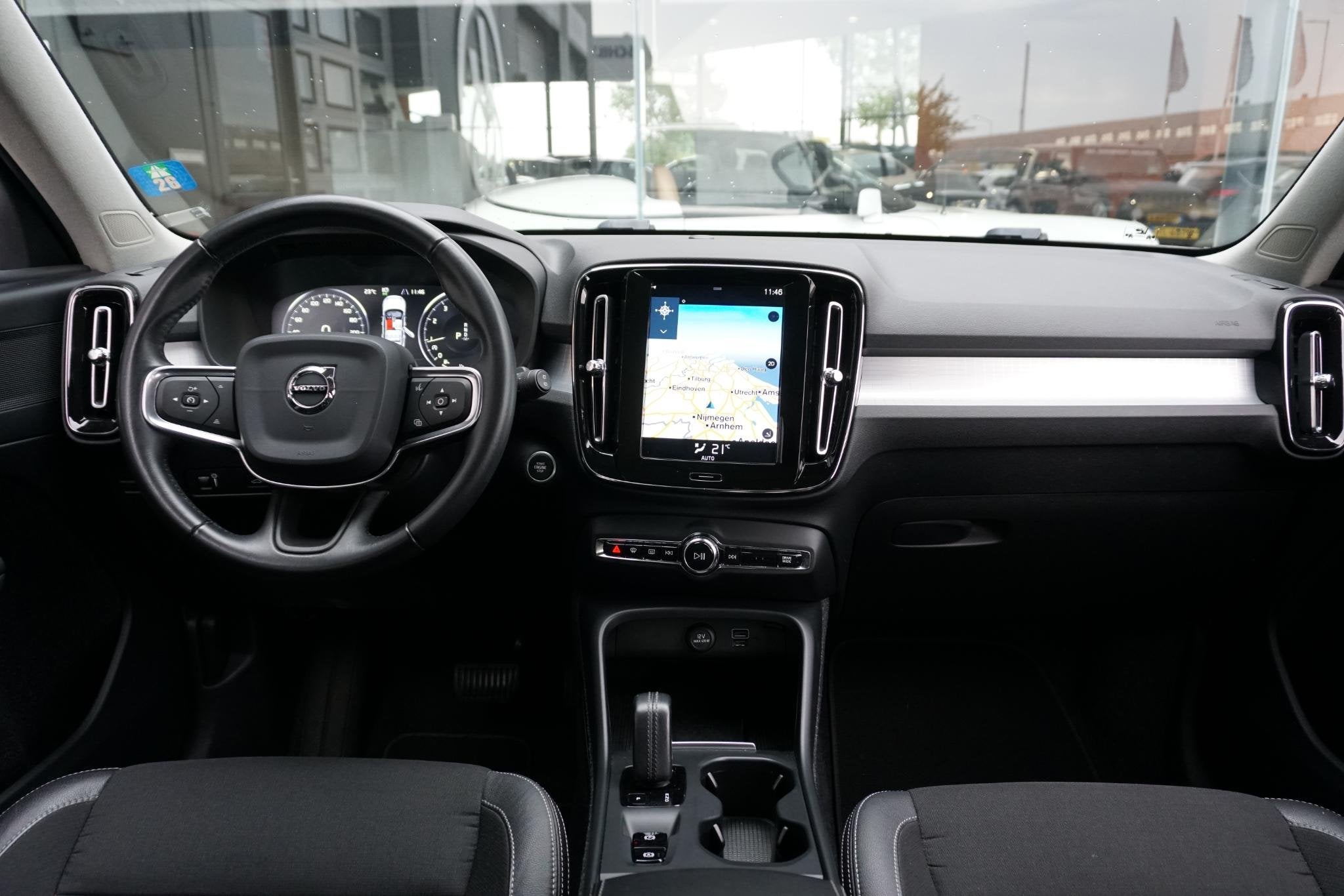 Volvo XC40 1.5 T3 Momentum Pro + DEALER ONDERHOUDEN + CAMERA, Gebruikt, Euro 6, Leder en Stof, Origineel Nederlands