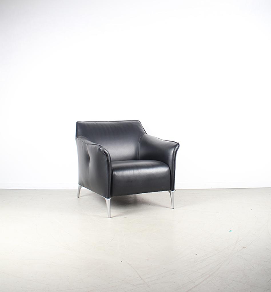 2x Leolux Mayon Fauteuil + Hocker Zwart Leer – Staal, Huis en Inrichting, Fauteuils, Niet ingevuld, Niet ingevuld, Ophalen of Verzenden