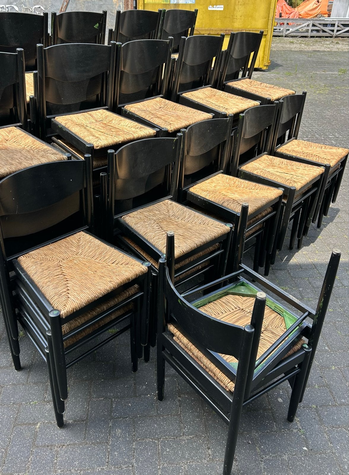 Koopje unieke partij stapelstoelen met rieten zitting, Ophalen, Gebruikt, Zwart, Vintage, shabby