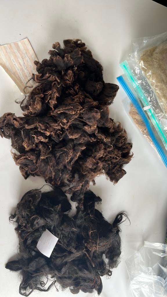 335 gram zwarte Ouessant wol, Ophalen of Verzenden, Zo goed als nieuw