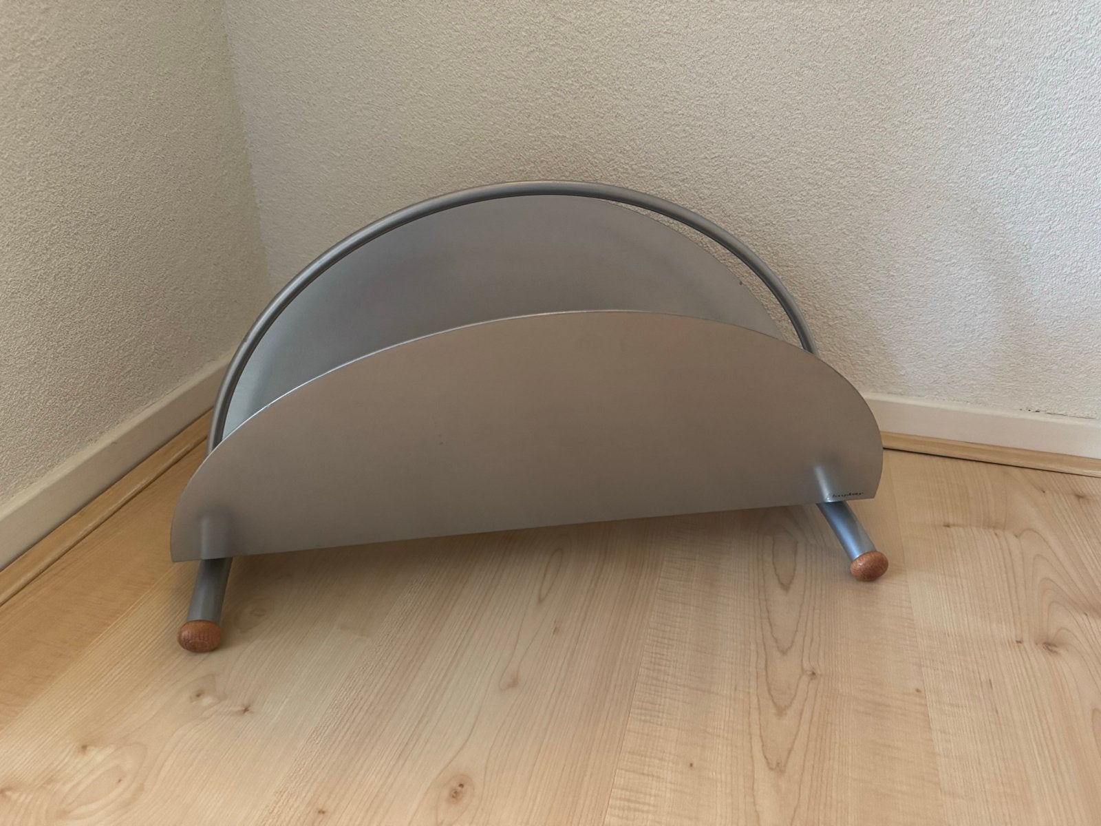 Stijlvolle krantenbak van Bony Design - Zo goed als nieuw, Ophalen, Metaal, Modern, Zo goed als nieuw