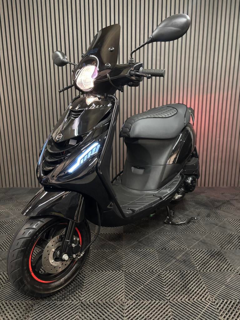 PIAGGIO ZIP 4T 3V 2021 BROM FULL OPTION GLANS ZWART, Fietsen en Brommers, Scooters | Piaggio, Maximaal 45 km/u, Zip, Ophalen of Verzenden