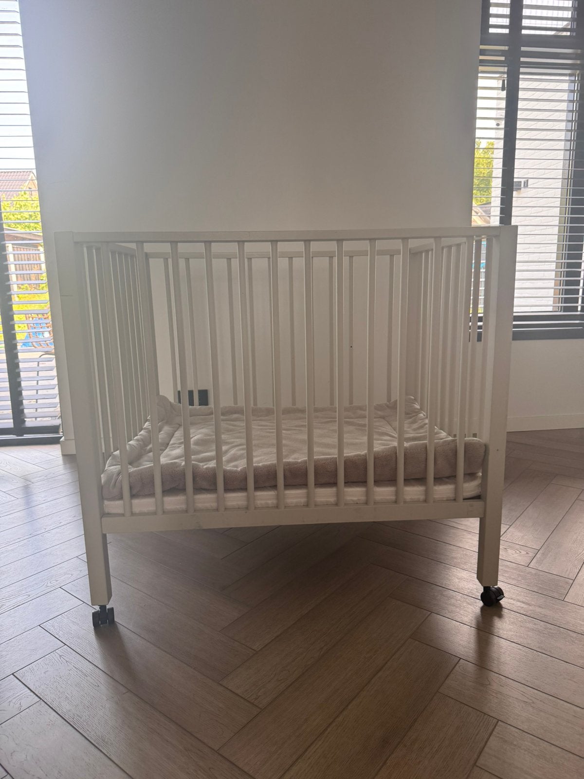 Beige box met wielen + matras + boxkleed, Ophalen, Zo goed als nieuw, Boxkleed