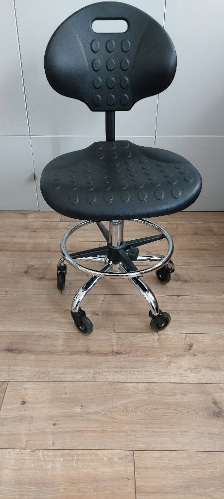 Te koop! Werkpkaats stoel met voetsteun., Ophalen, Zwart, Zo goed als nieuw, Kantoor/werkplaats