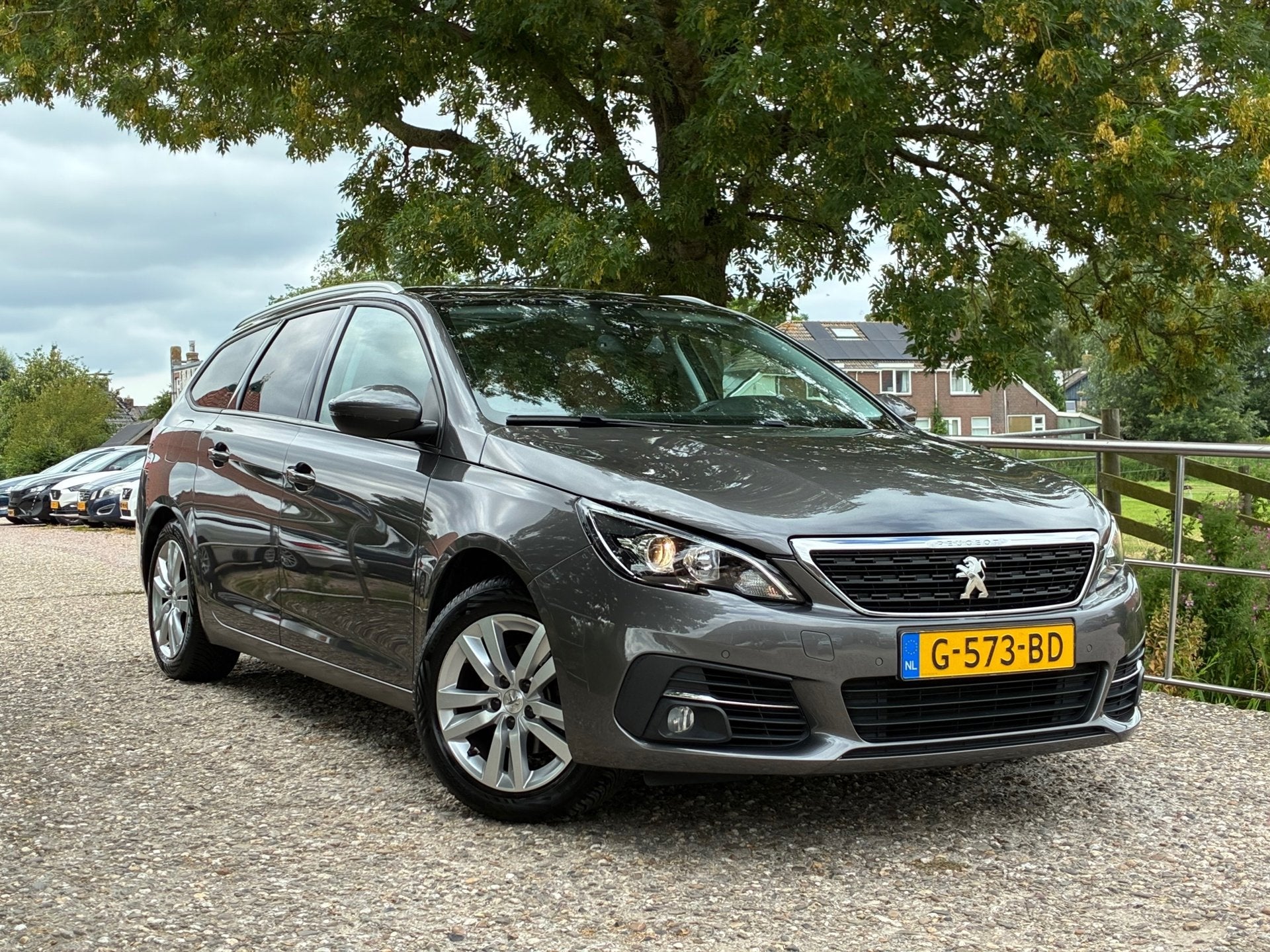 Peugeot 308 SW 1.2 PureTech Blue Lease Executive | Leder + P, Voorwielaandrijving, Automatische klimaatregeling, Gebruikt, Euro 6