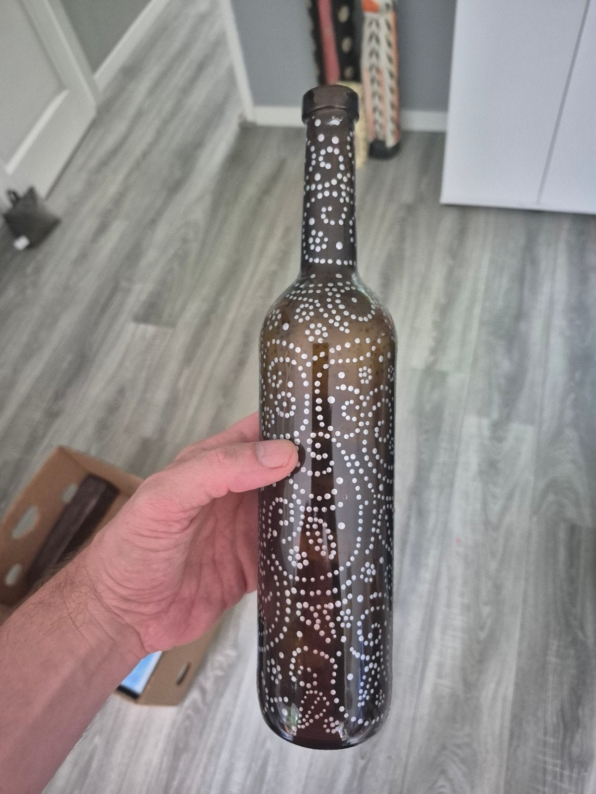 Unieke handbeschilderde fles - Bruin met witte stippen, Bruin, Ophalen of Verzenden, Geschikt voor droogbloemen, Glas