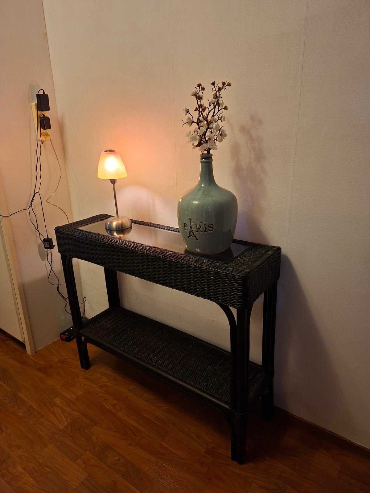 Vintage zwarte rotan sidetable met glasplaat., Huis en Inrichting, Ophalen, Gebruikt, 50 tot 100 cm, Glas