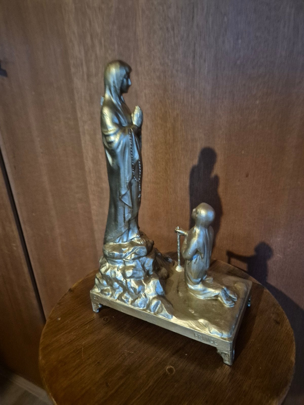 Vintage Mariabeeld met biddend kind - Lourdes, Antiek en Kunst, Antiek | Religie, Ophalen of Verzenden