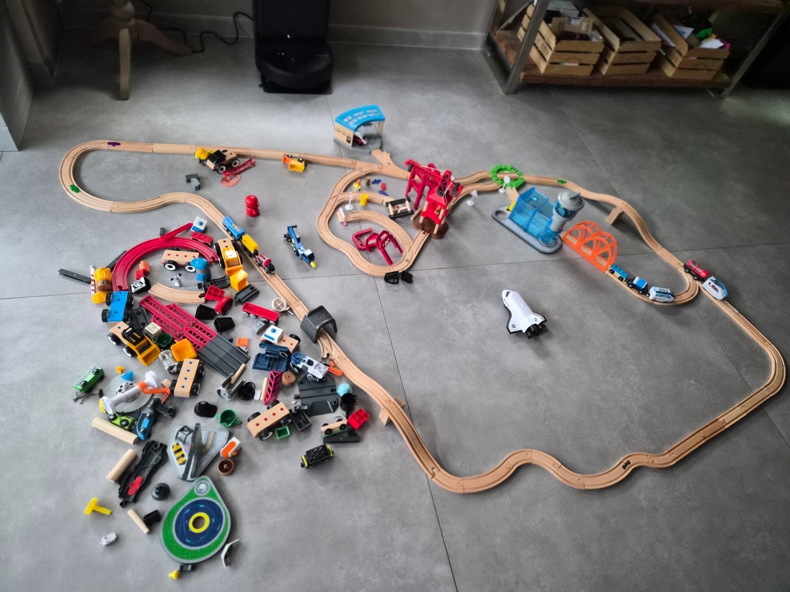 Grote Houten Treinbaan met Elektrische Treinen en Toebehoren, Ophalen of Verzenden, Gebruikt