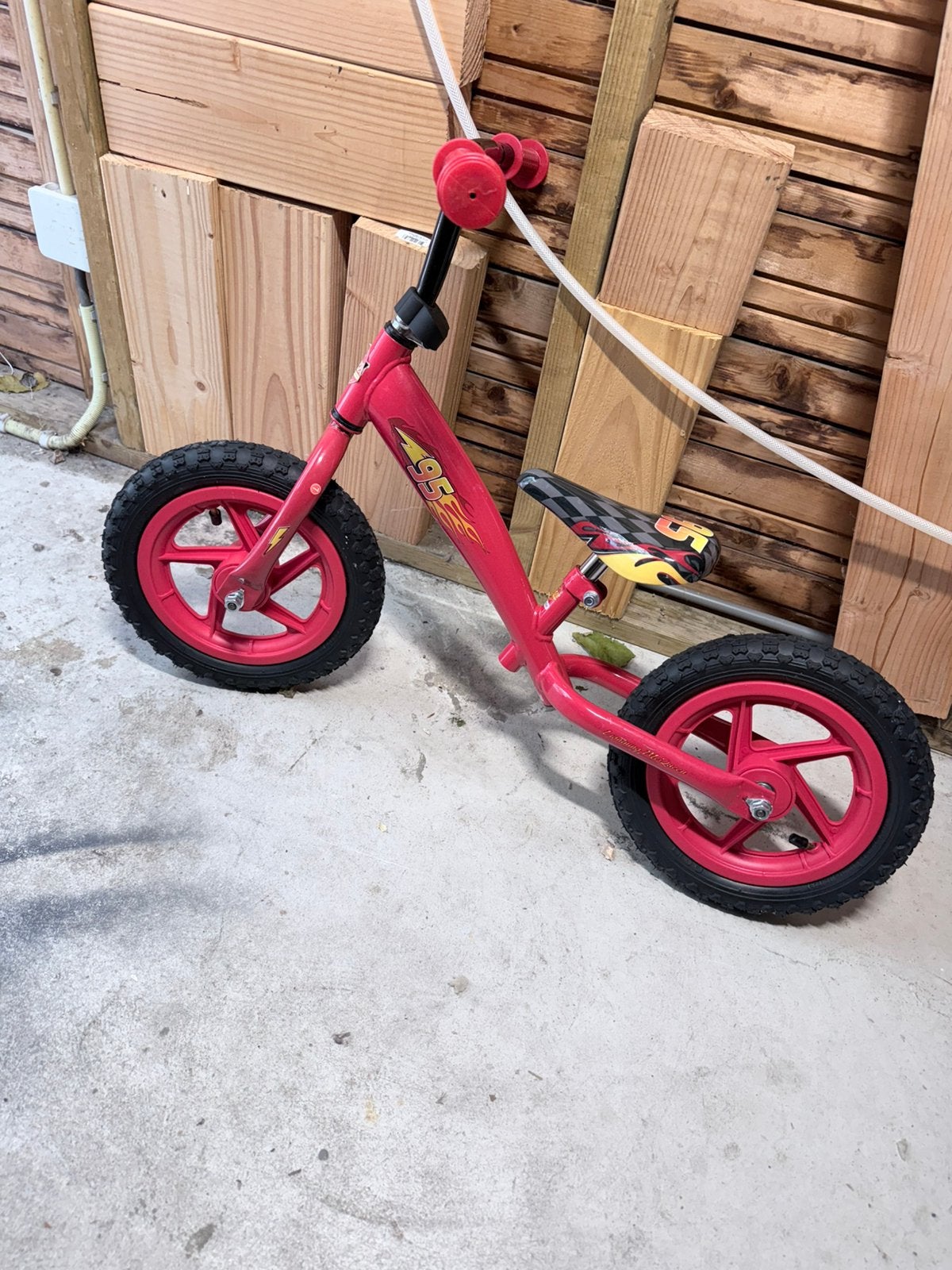Officiële Disney Cars loopfiets, Fietsen en Brommers, Ophalen of Verzenden, Zo goed als nieuw, Verstelbare zitting