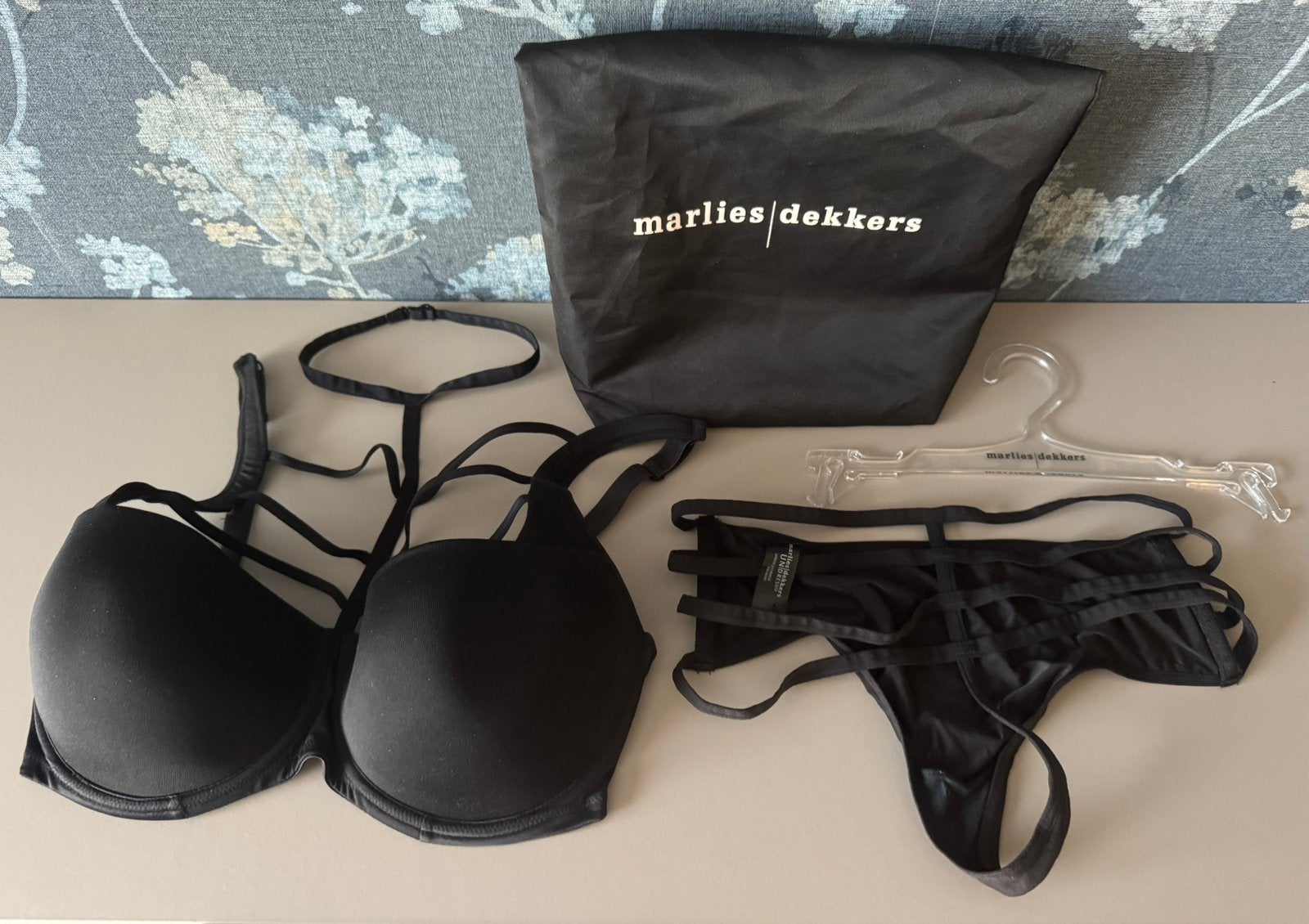 Exclusieve Marlies Dekkers Undressed set BH 70F, string M, Ophalen of Verzenden, Zwart, Setje