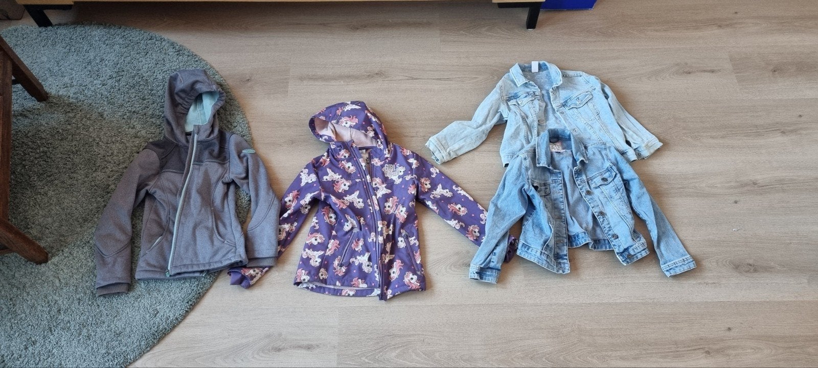 Jassenpakket meisje maat 128:  2 spijkerjasje, 2 softshell j, Meisje, H&M, Ophalen of Verzenden, Zo goed als nieuw