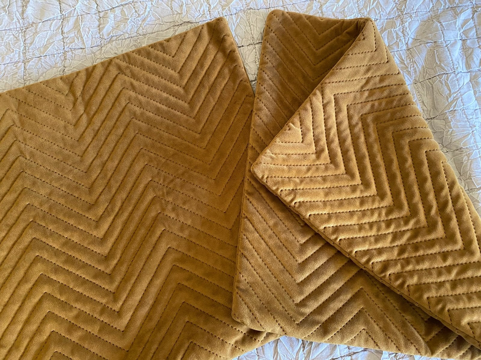2x ZGAN Fluweel Kussenhoezen Goud-Mosterd 40x40 cm, Overige merken, Ophalen of Verzenden, Zo goed als nieuw, Dubbelzijdig