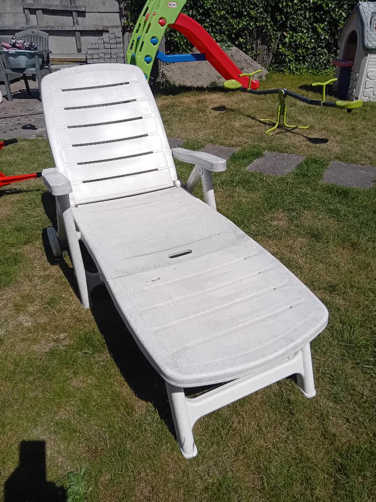 Ligstoel kunststof wit, Tuin en Terras, Ophalen, Gebruikt, Kunststof, Verstelbaar
