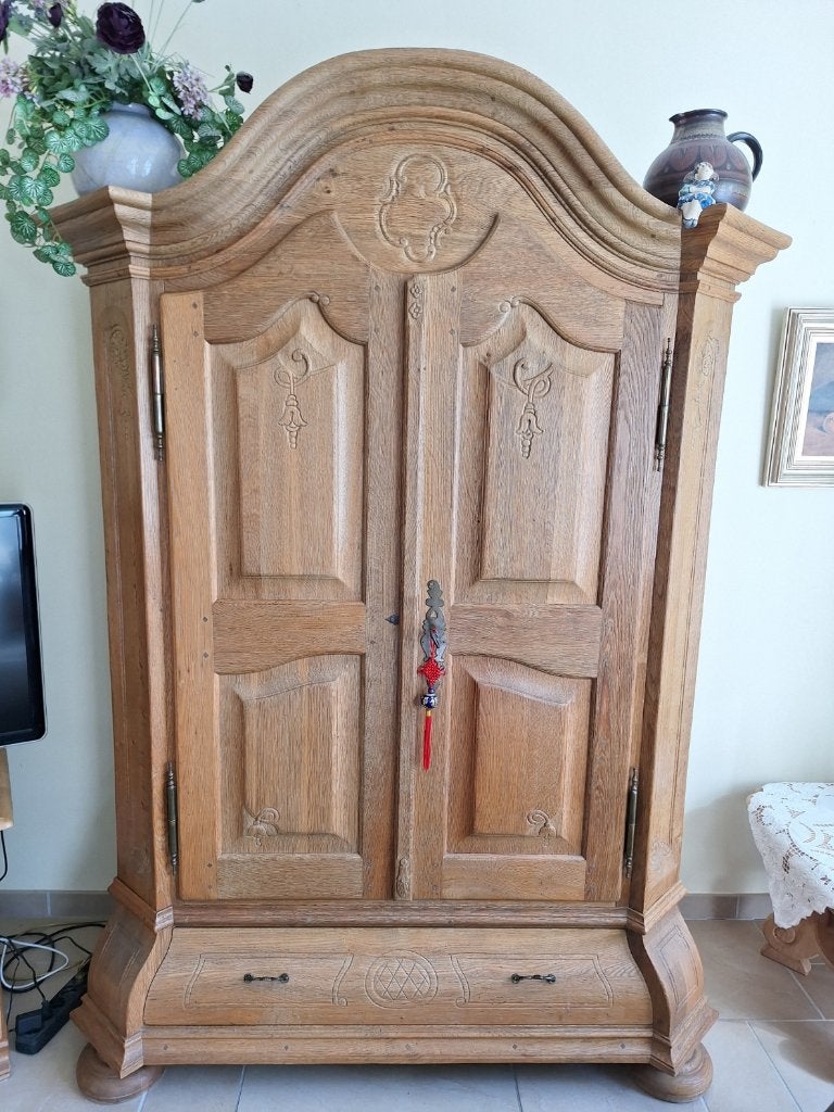 Antieke eikenhouten kast met houtsnijwerk, Huis en Inrichting, Ophalen, 200 cm of meer, Eikenhout, Antiek, Klassiek