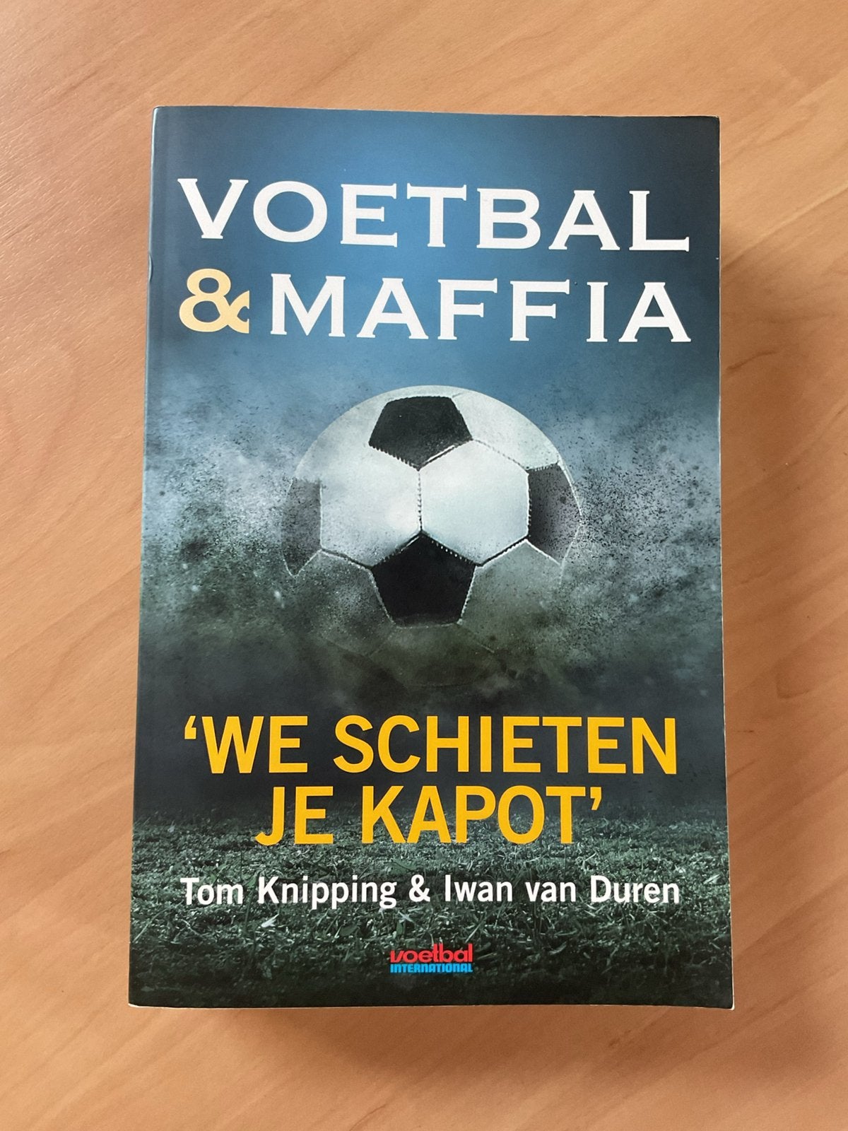 Voetbal & Maffia  ( 2 e druk 2020 )   Knipping & Van Duren, Ophalen of Verzenden, Zo goed als nieuw, Balsport