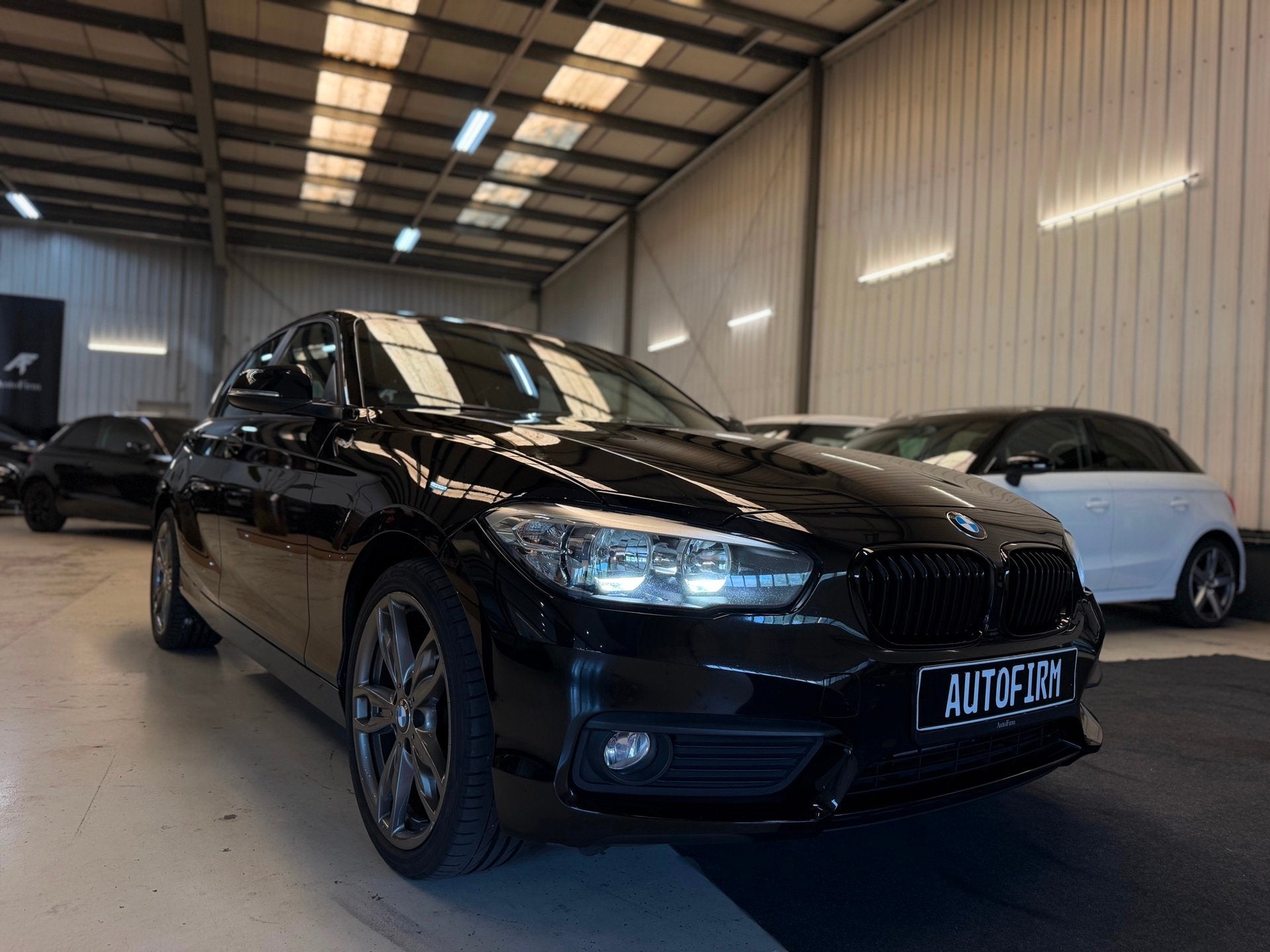 BMW 1-serie 118i Dealer Onderhouden garantie Mogelijk 18'LM, Auto's, 1-Serie, Zwart, Origineel Nederlands, Bedrijf