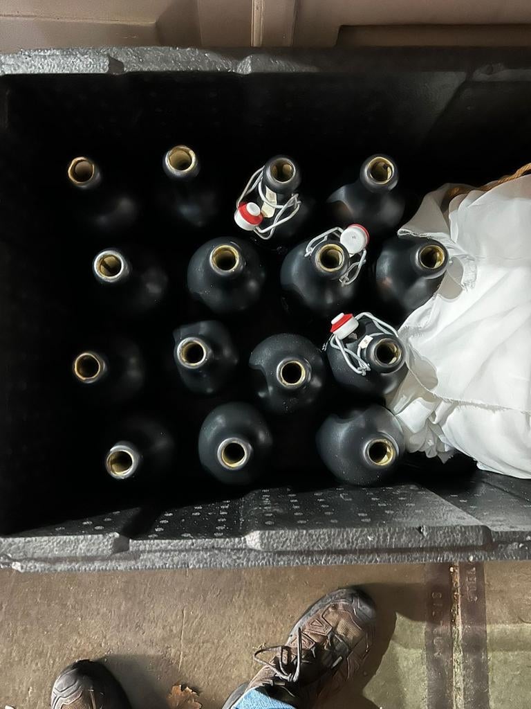 15 zwarte kruiken met beugelsluiting, 3 met opdruk, Ophalen of Verzenden