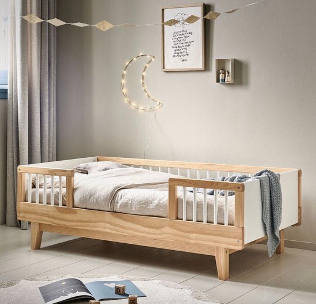 Peuterbed «Cerise» van Petit Amelie, Kinderen en Baby's, Kinderkamer | Bedden, Ophalen, 70 tot 85 cm, 140 tot 160 cm, Zo goed als nieuw