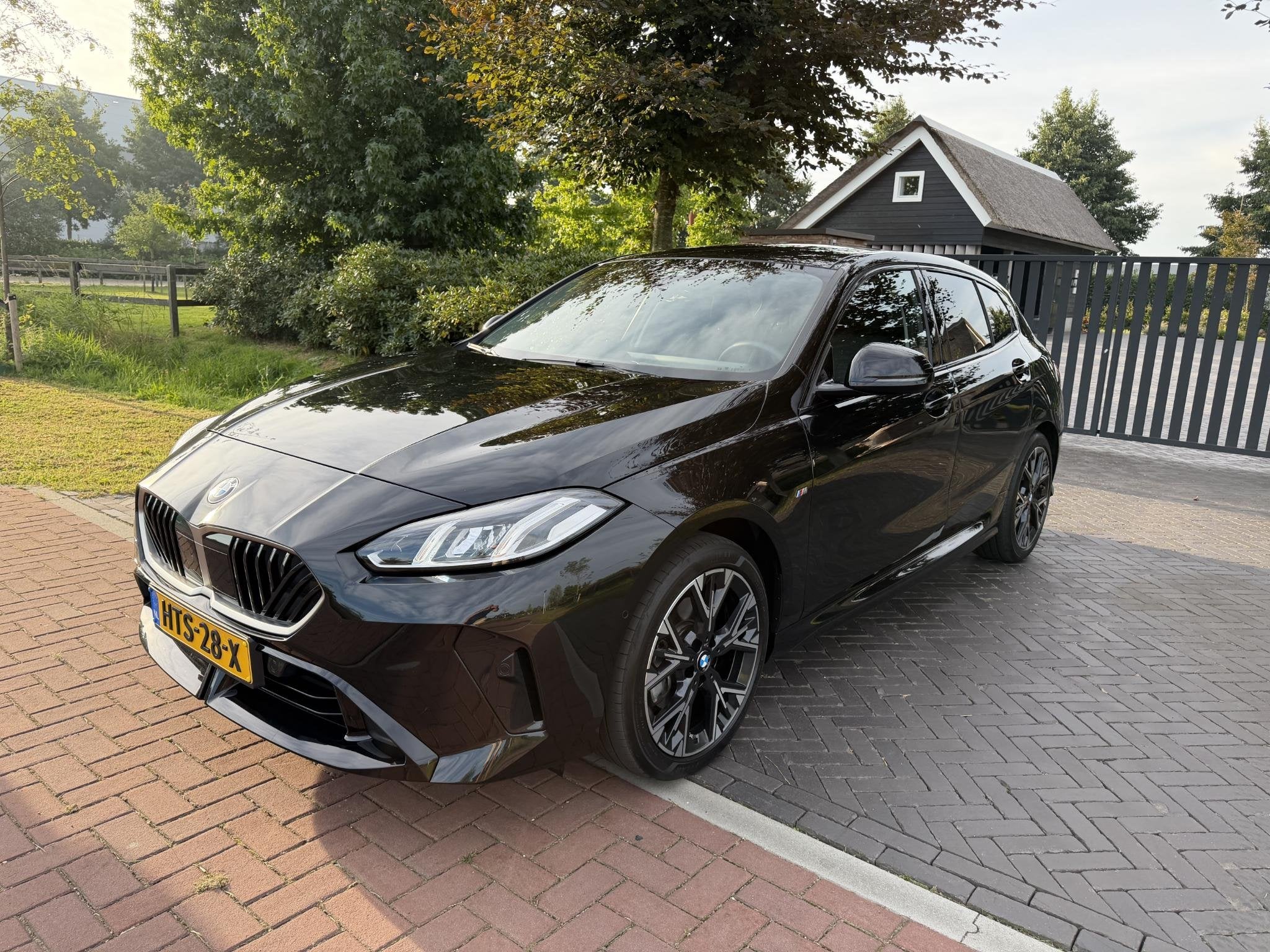 BMW 1-serie 120 M Sport Design Edition | M-Pakket | Camera |, Stof, Gebruikt, Euro 6, Zwart