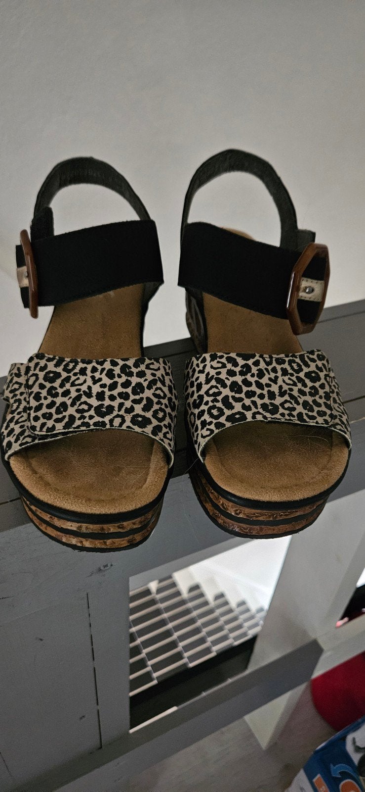 Rieker Dames Sandalen met Sleehak Zwart met Print Maat 40, Ophalen of Verzenden, Zo goed als nieuw, Zwart, Sandalen of Muiltjes
