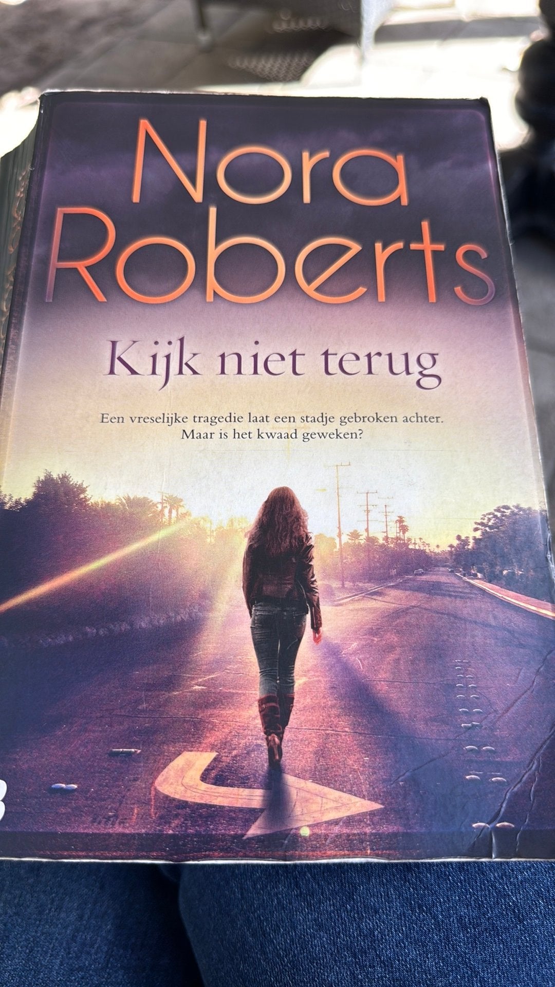Nora Roberts - Kijk niet terug, Ophalen of Verzenden, Gelezen, Nora Roberts