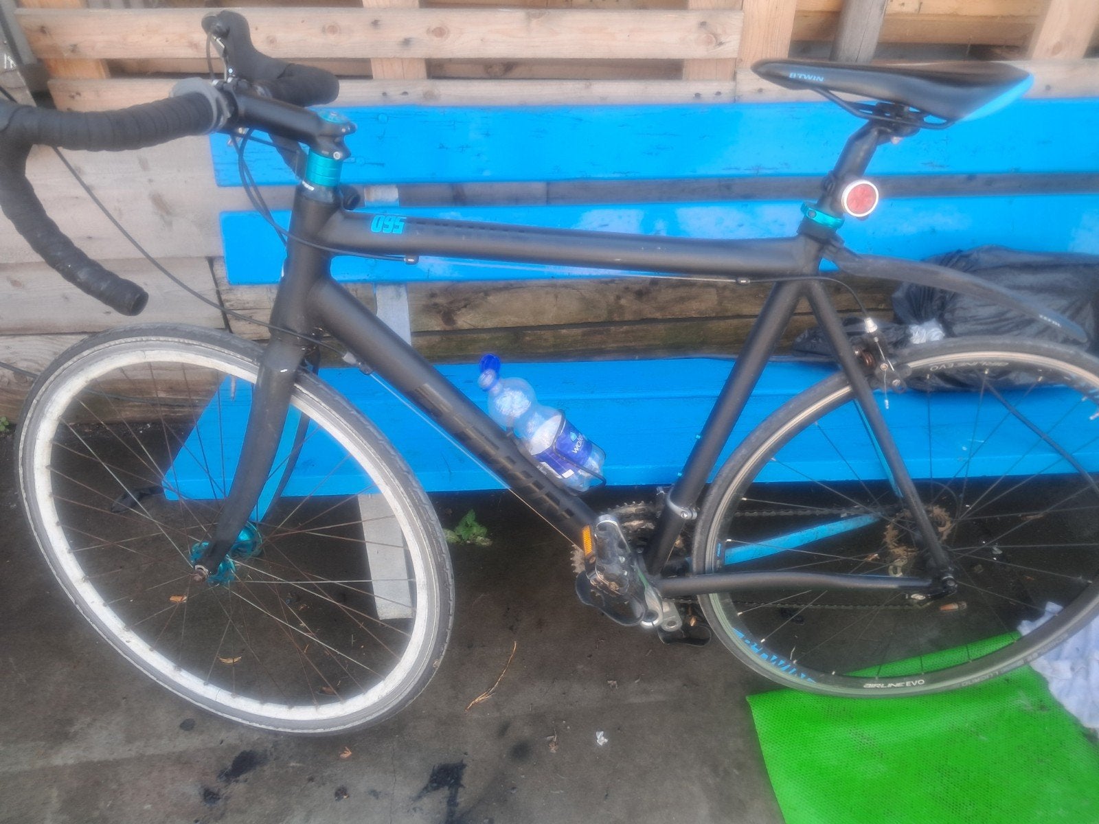 Zwarte racefiets met blauwe accenten, Gebruikt, Velgrem, 53 tot 57 cm, Ophalen