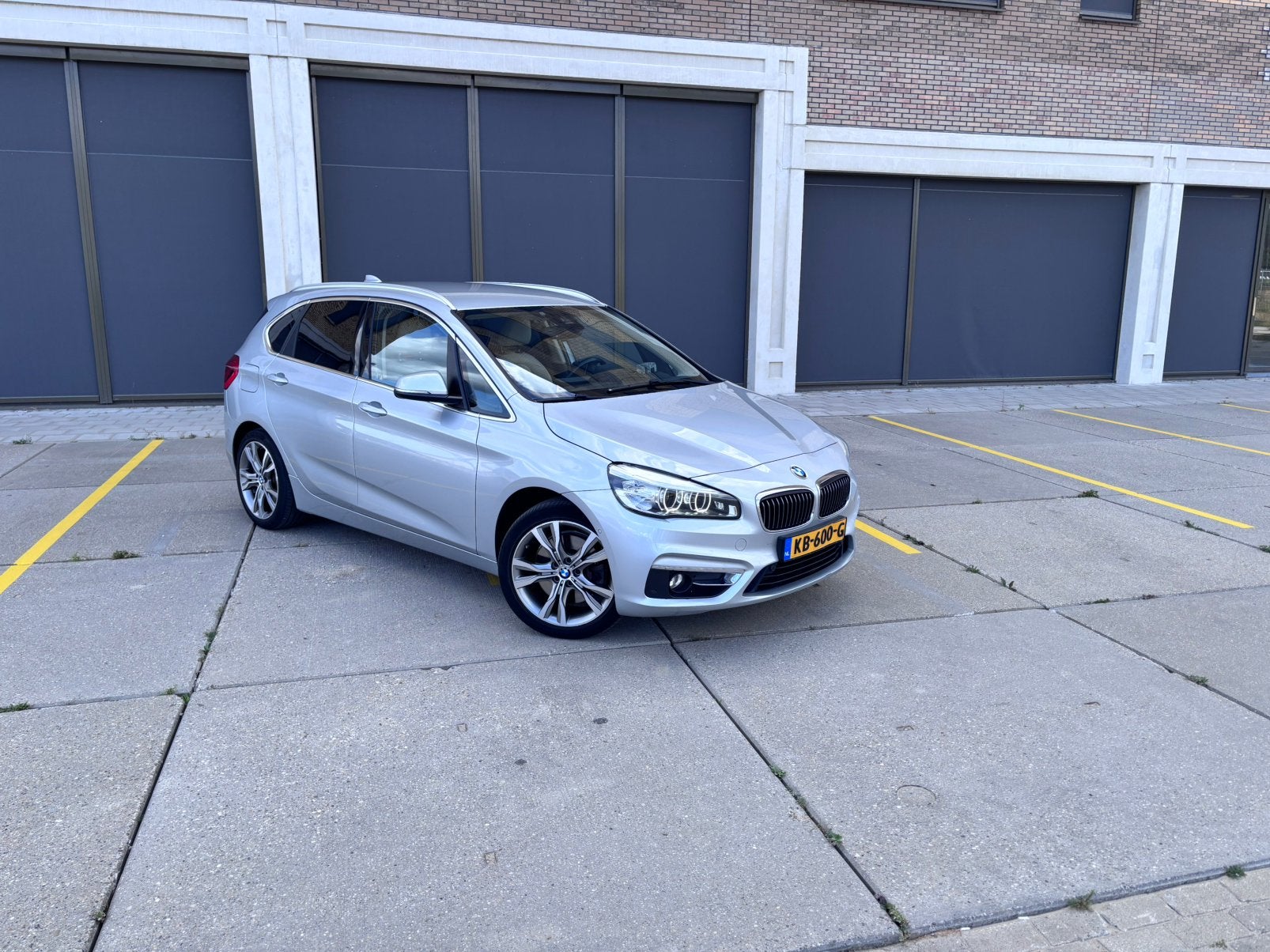 BMW 2-Serie Active Tourer 225xe 224pk Aut 2015 Zilvergrijs, Automaat, 136 pk, Beige, 48 km/l