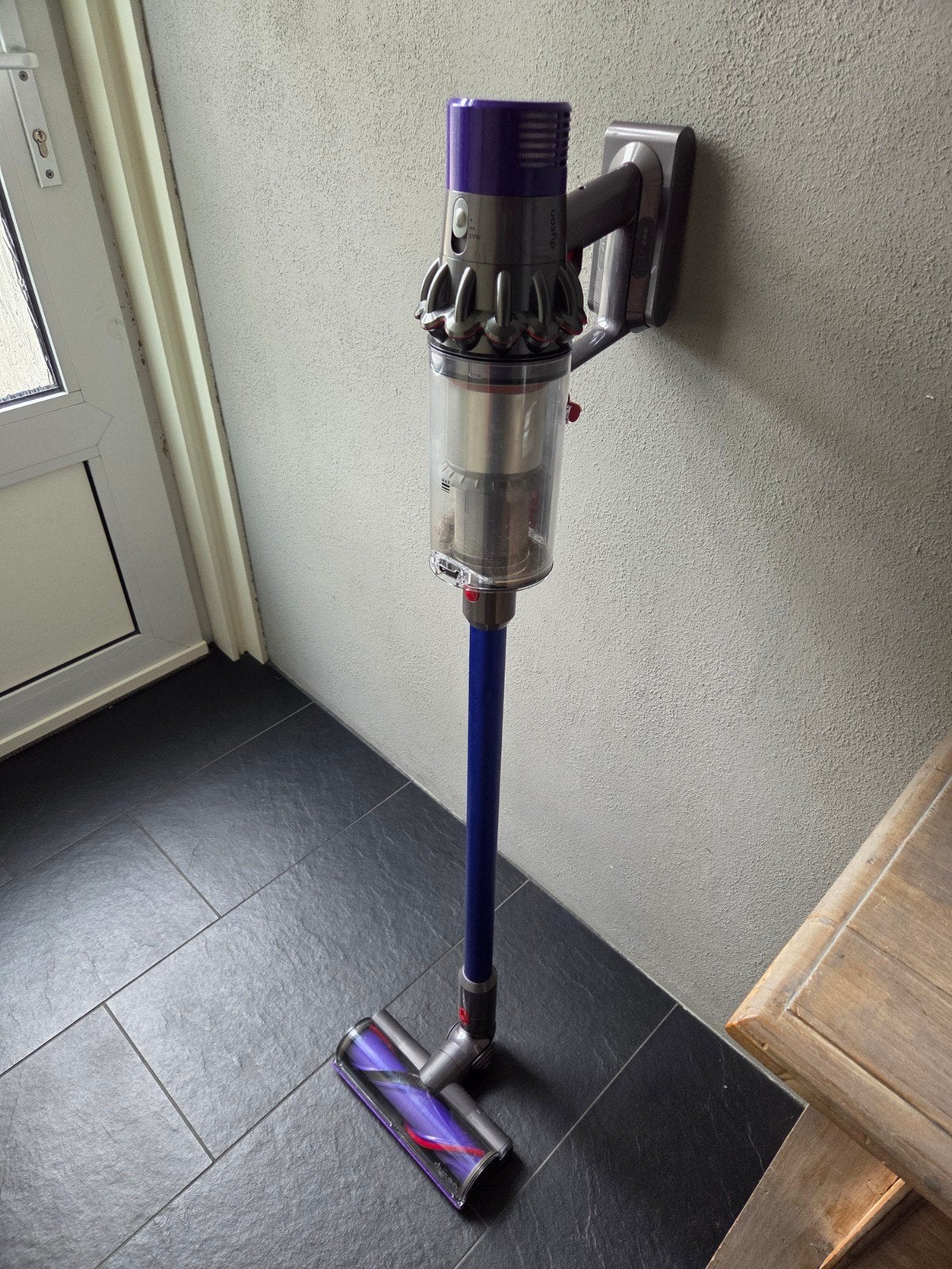 Dyson V8 Steelstofzuiger - Krachtig en Draadloos, Ophalen of Verzenden, Zo goed als nieuw, Reservoir, Steelstofzuiger