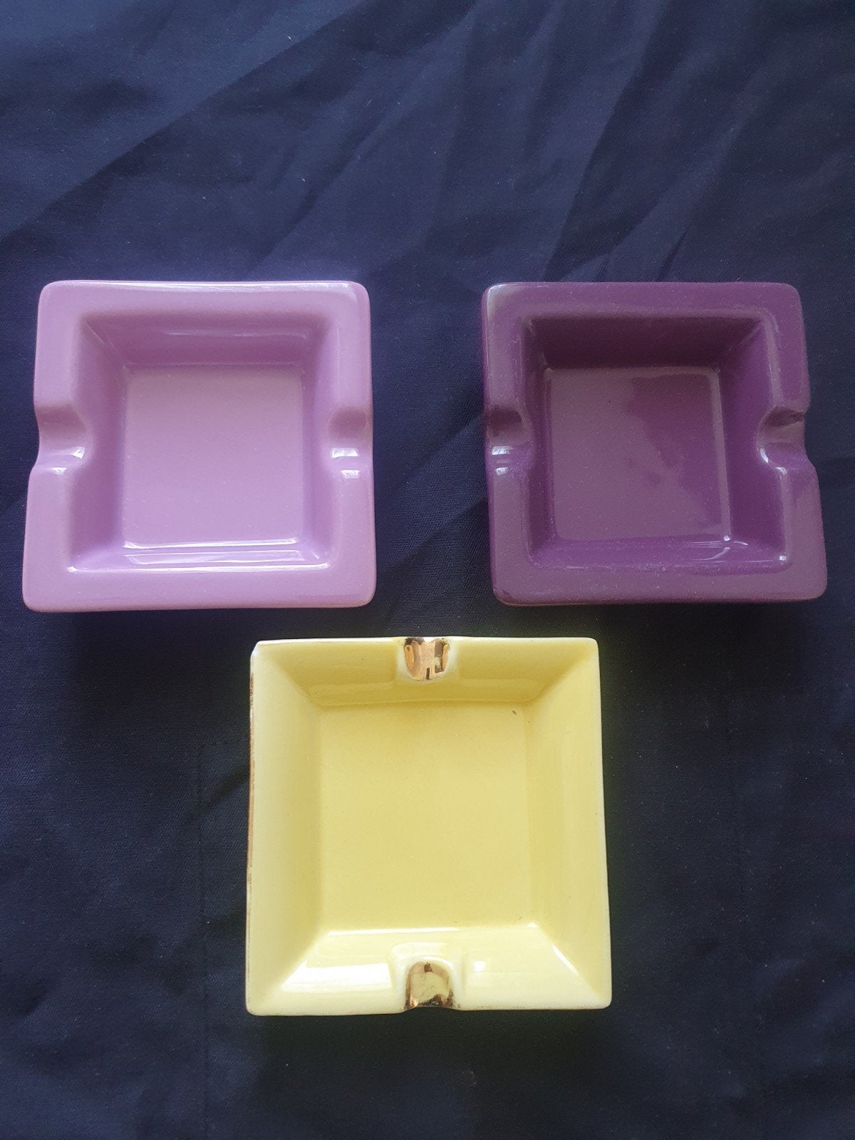 Set van 3 keramische asbakken - paars en geel, Verzamelen, Ophalen of Verzenden, Gebruikt, Asbak