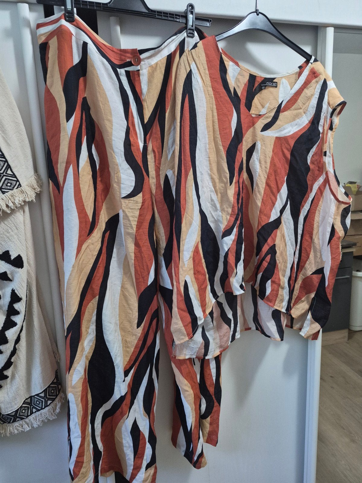 Prachtige 2 delige set van Norah xl grafische boho print, Bruin, Maat 46/48 (XL) of groter, Ophalen of Verzenden, Zo goed als nieuw