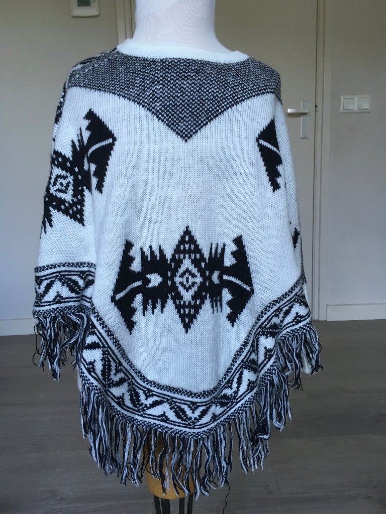 LA PETIT PARISIENNE poncho / trui NIEUW maat 122 / 128 ZB, Meisje, Trui of Vest, Nieuw, Ophalen of Verzenden