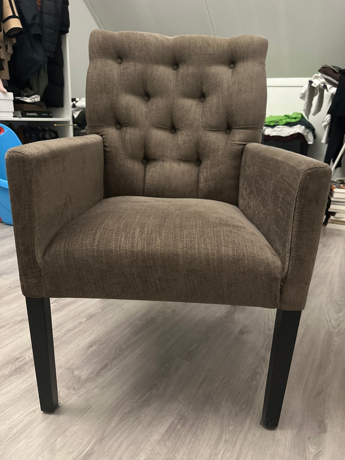 Comfortabele bruine stoffen stoel met armleuningen, Gebruikt, Bruin, Ophalen of Verzenden, Eén