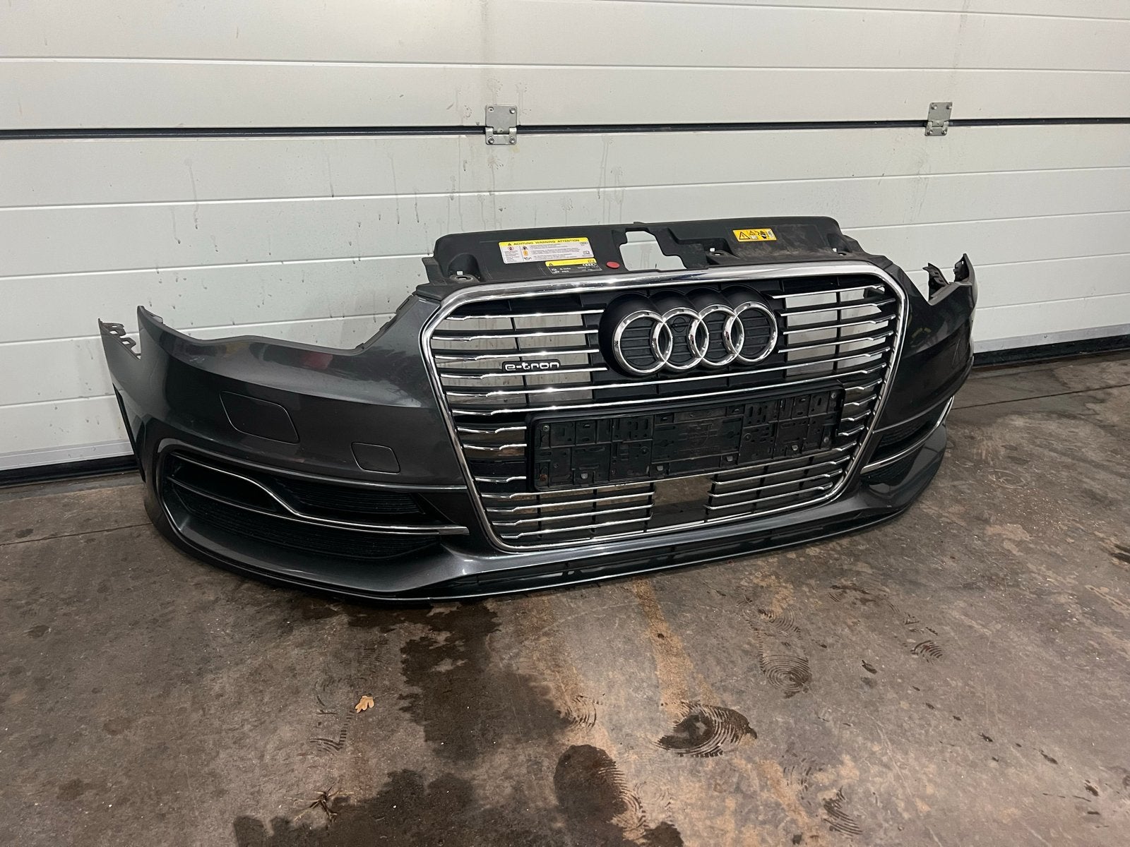 Audi A3 8V e-tron Voorbumper Compleet, Auto-onderdelen, Carrosserie en Plaatwerk, Ophalen, Gebruikt, Voor, Audi