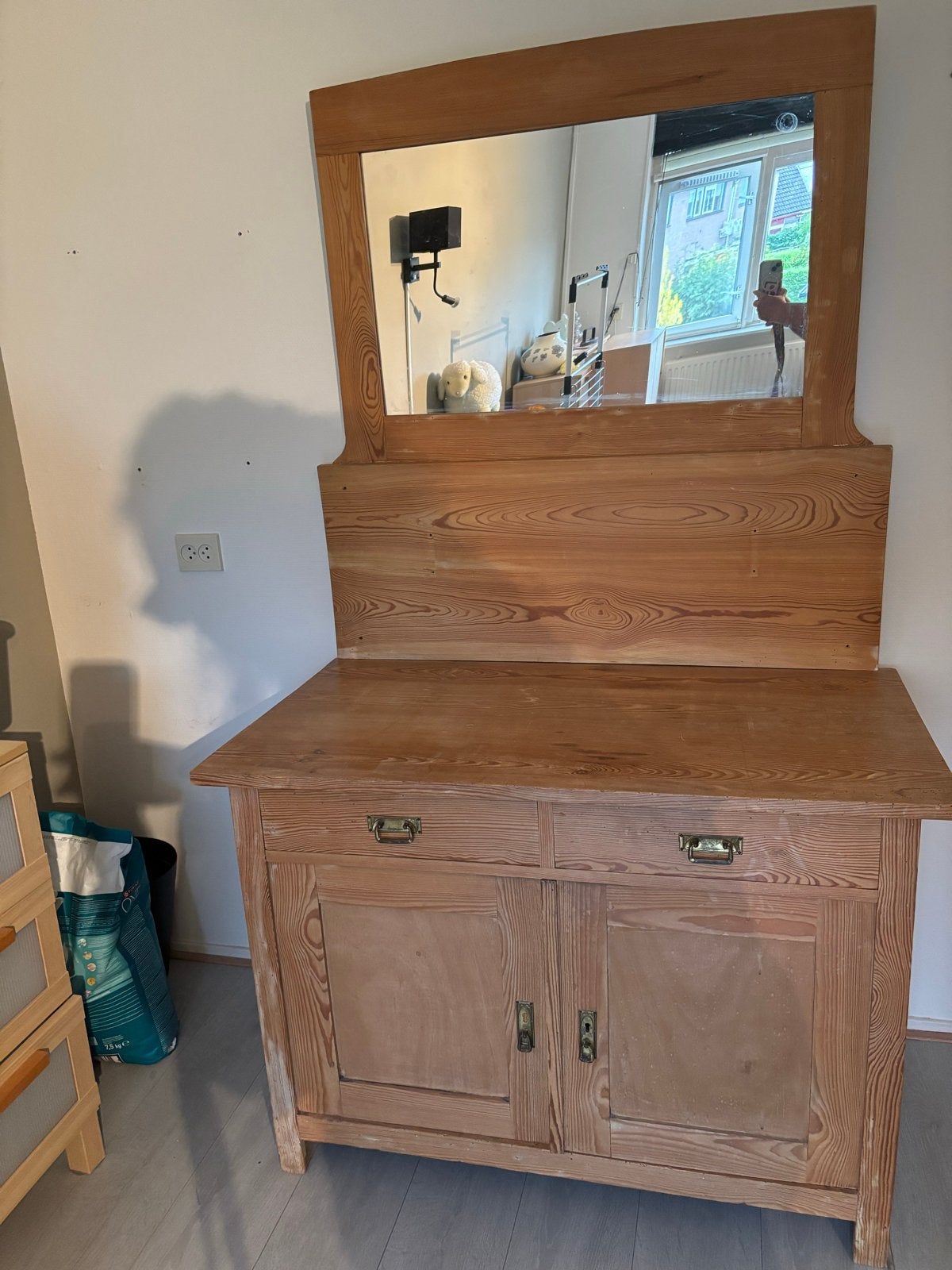 Oude grenen kast met spiegel, Antiek en Kunst, Ophalen
