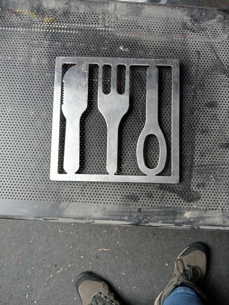Metalen onderzetter met bestek design, Huis en Inrichting, Ophalen of Verzenden, Zo goed als nieuw