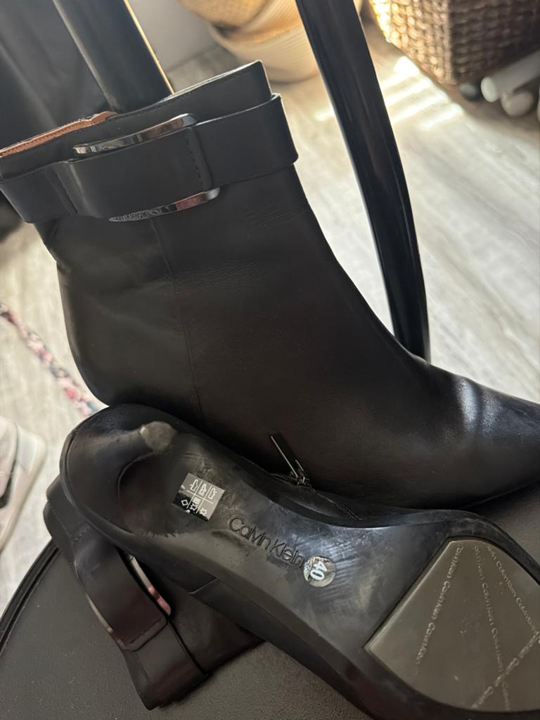 Calvin Klein Zwarte Leren Enkellaarzen Maat 40, Kleding | Dames, Schoenen, Ophalen of Verzenden, Gedragen, Zwart, Lage of Enkellaarzen