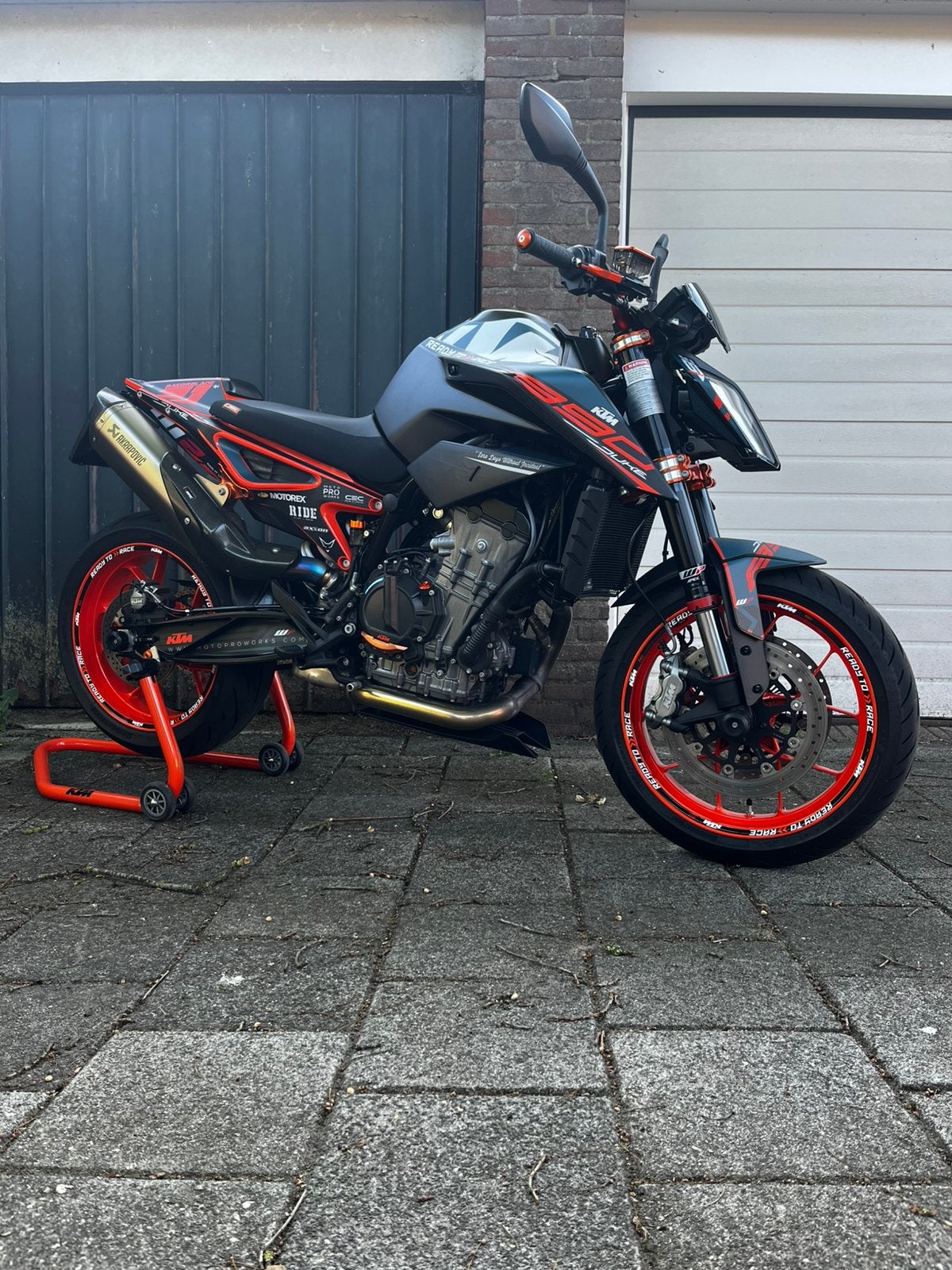 KTM 890 Duke GP-akra-tech-trackpack-powerparts-quickshifter, 2 cilinders, Occasion, Motorrijbewijs A, Particulier