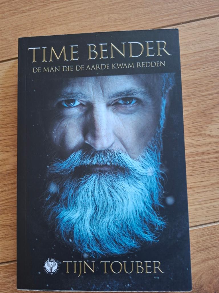 Time Bender: De Man Die De Aarde Kwam Redden - Tijn Touber, Boeken, Science fiction, Zo goed als nieuw, Ophalen of Verzenden
