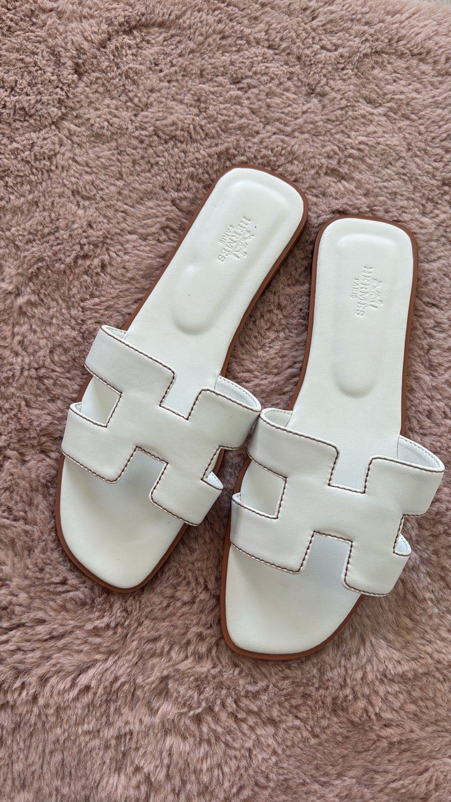 Hermès Oran Slippers wit – Gloednieuw, Kleding | Dames, Ophalen of Verzenden, Zo goed als nieuw