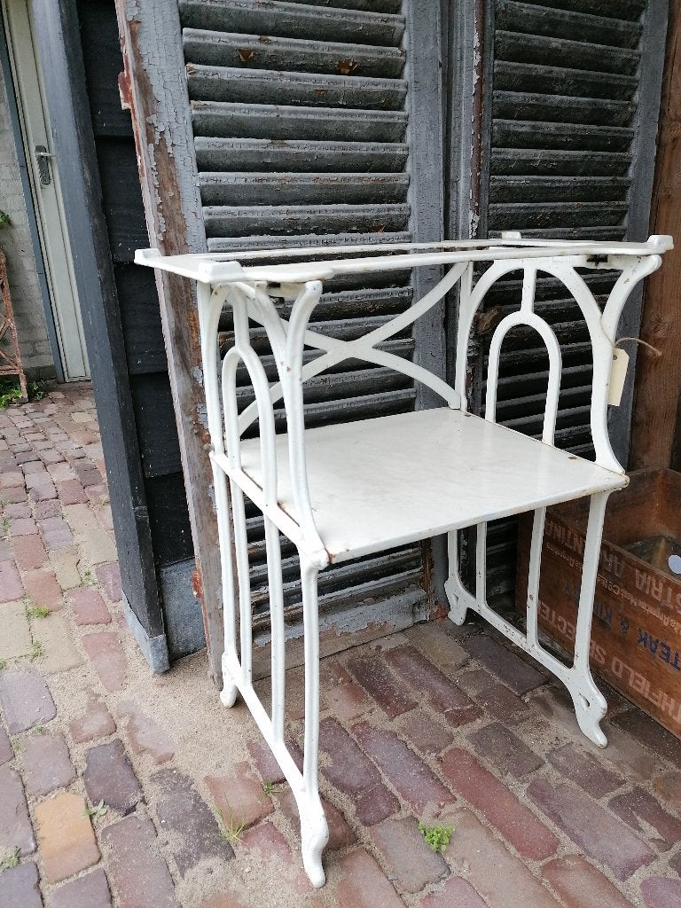 Oud gietijzeren tafeltje, onderstel, Ophalen