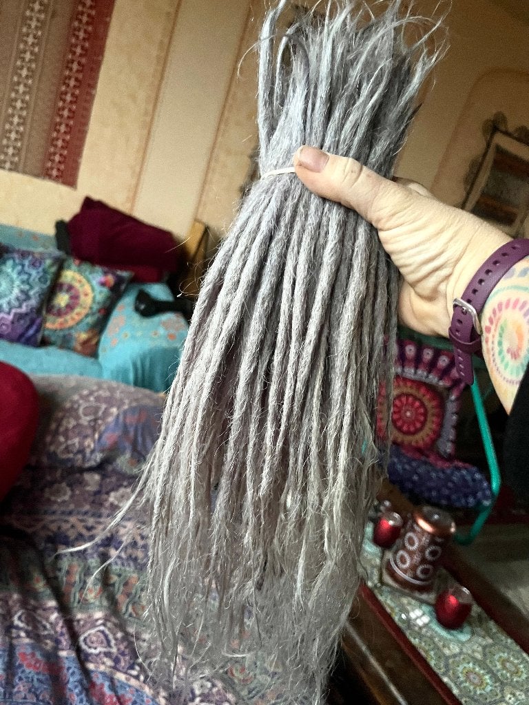 60 nieuwe grijze human hair dread extensions nu 300€, Ophalen of Verzenden, Nieuw, Pruik of Haarverlenging