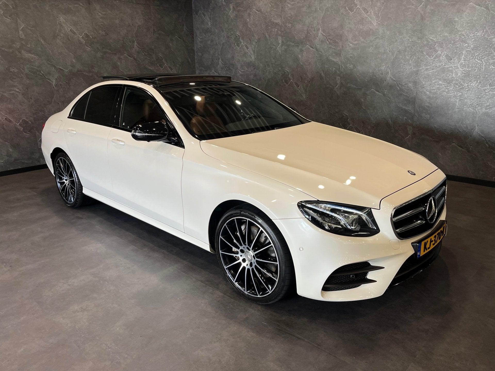Mercedes-Benz E-klasse 400 4Matic Prestige Plus AMG NIGHT NA, Auto's, Mercedes-Benz, Euro 6, Wit, Vierwielaandrijving, Sedan