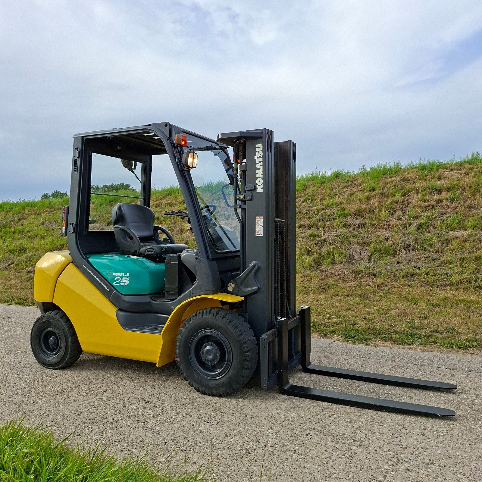 Te koop: Een nette heftruck Komatsu 2.5 t diesel triplomast, Diesel, Heftruck, Ophalen of Verzenden, Linde Toyota Hyster Komatsu Nissan jungheinrich Still tcm