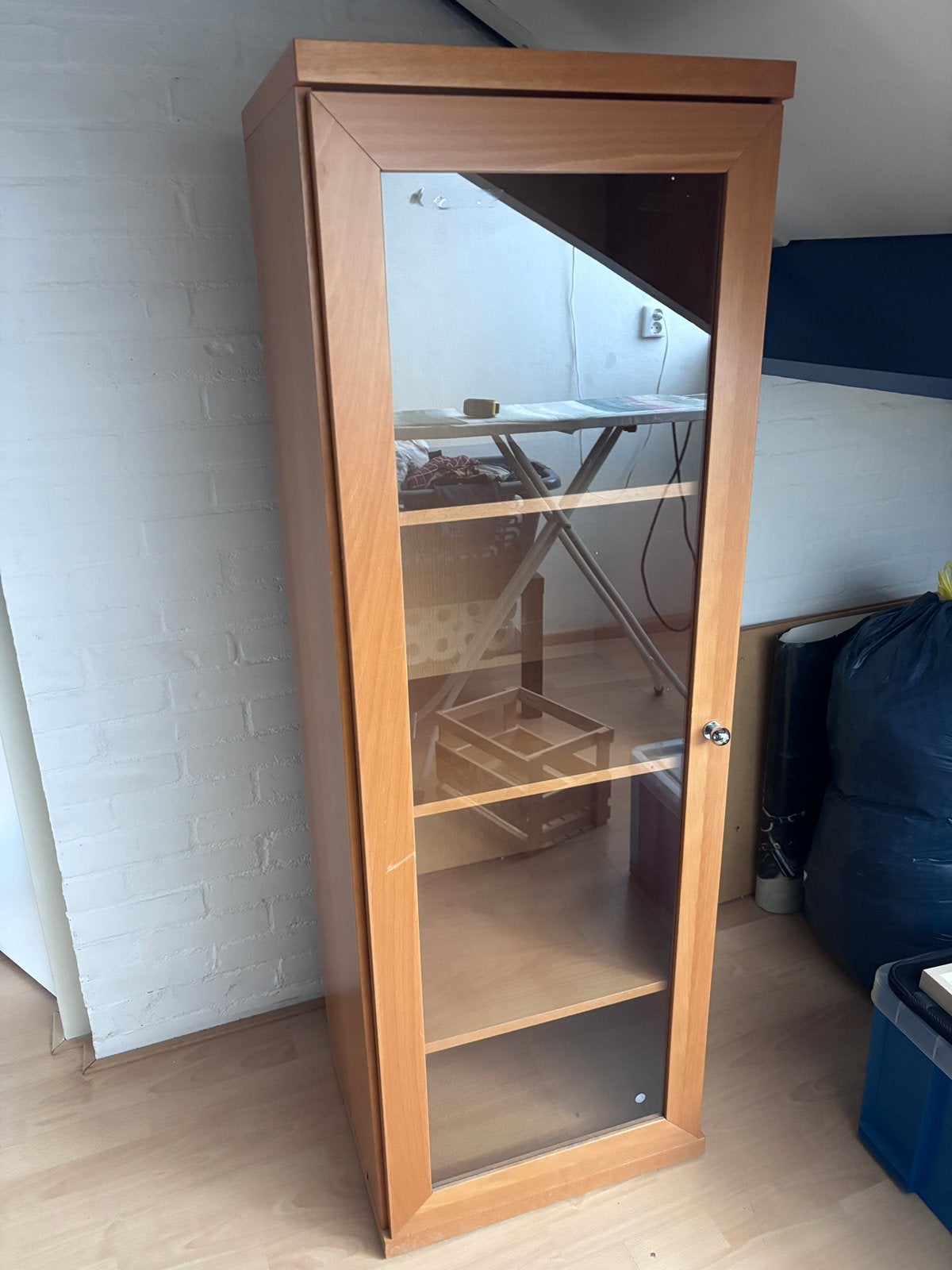 Kastje met drie planken en glasdeur, Huis en Inrichting, Kasten | Vitrinekasten, Ophalen, Zo goed als nieuw, 25 tot 50 cm, Minder dan 100 cm