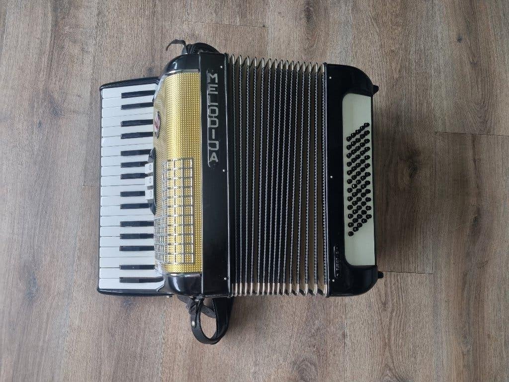 Accordion Meloddija, Zo goed als nieuw, Met koffer, 120-bas, Ophalen