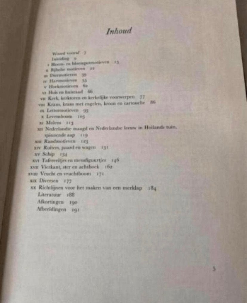 BOEK MERKLAPMOTIEVEN EN HUN SYMBOLIEK, Verzenden, Zo goed als nieuw, Handborduren, Patroon