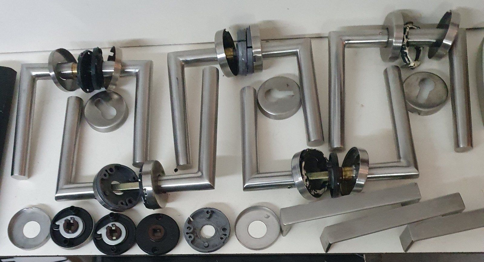 4 RVS deur klinken met ronde afdek plaatjes, Ophalen of Verzenden, Gebruikt, Rvs, Klink of Kruk